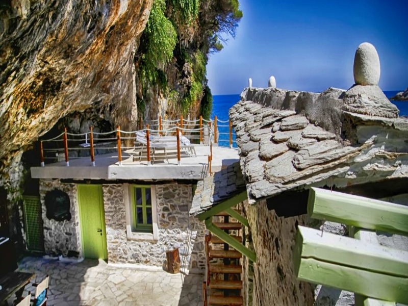 Το πιο παραμυθένιο εξοχικό σπίτι της Ευρώπης βρίσκεται στην Ελλάδα και είναι… λαξευμένο σε σπήλαιο (photos)